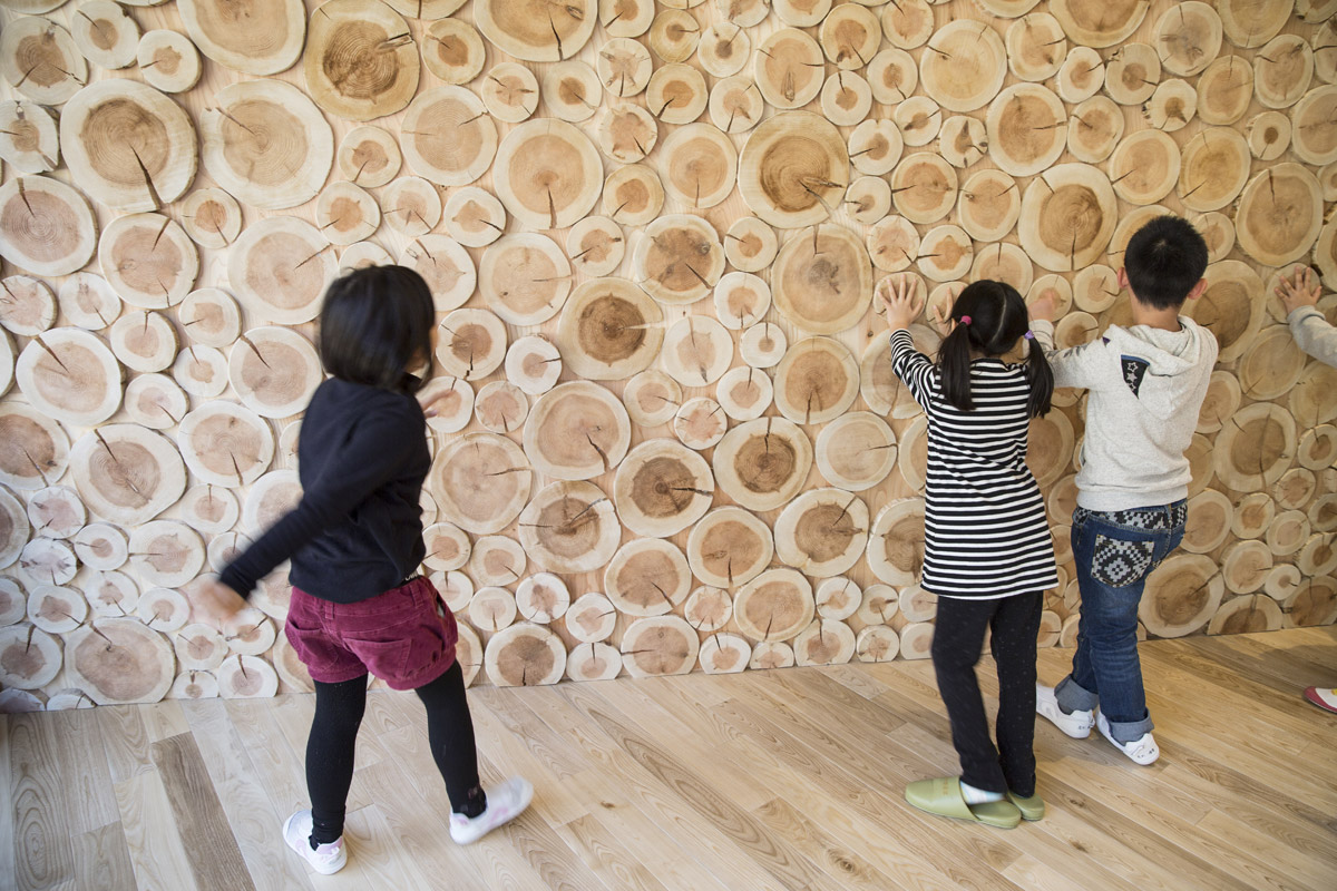 森と一体となる活動空間「外の教室」で遊ぶ子どもたち