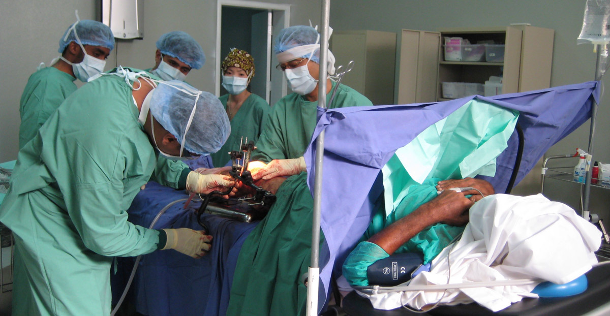 2012年イエメンでの手術の様子（©MSF）