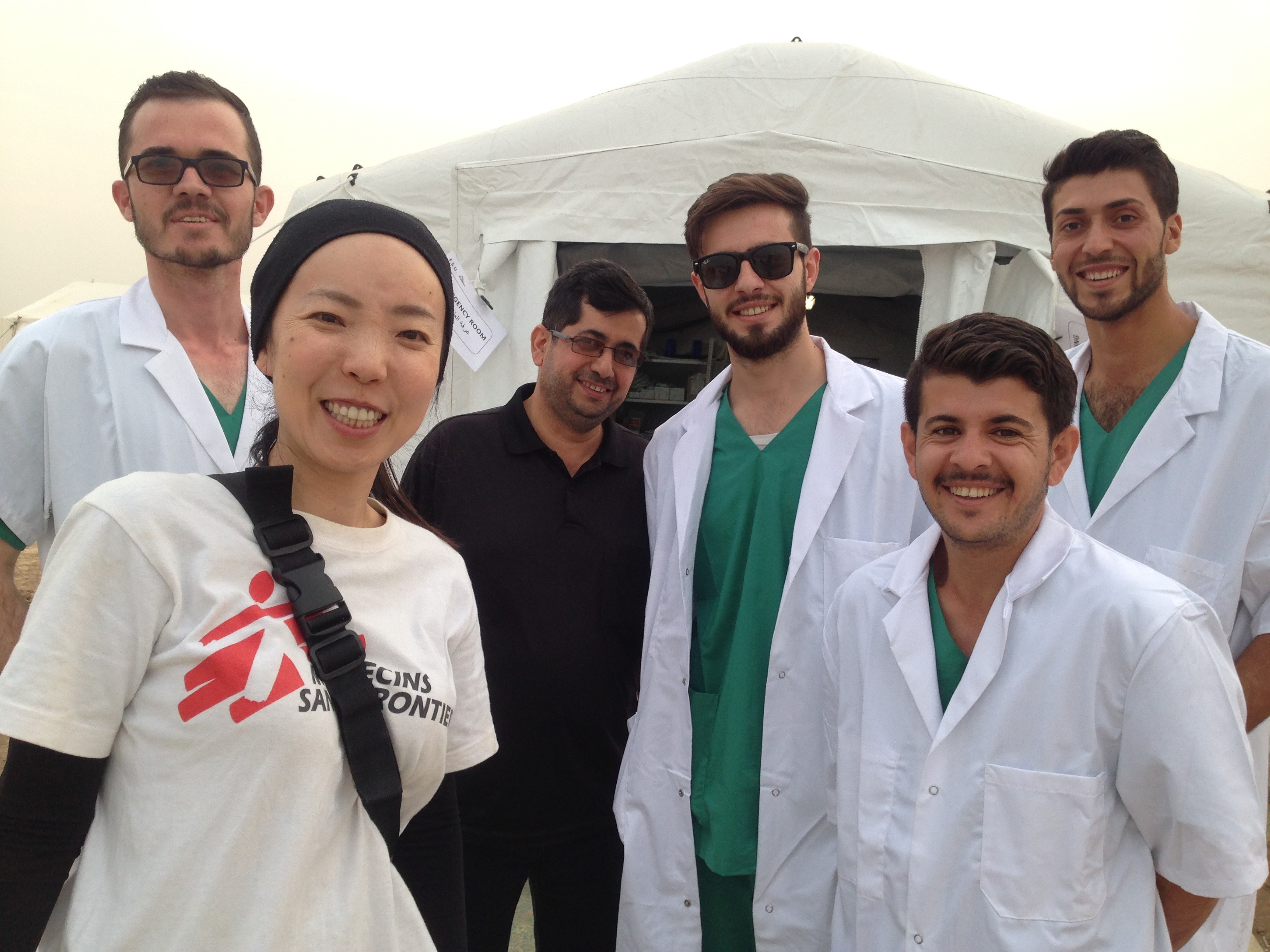 2016年イラクにて。国境なき医師団の同僚たちと一緒に（©MSF）