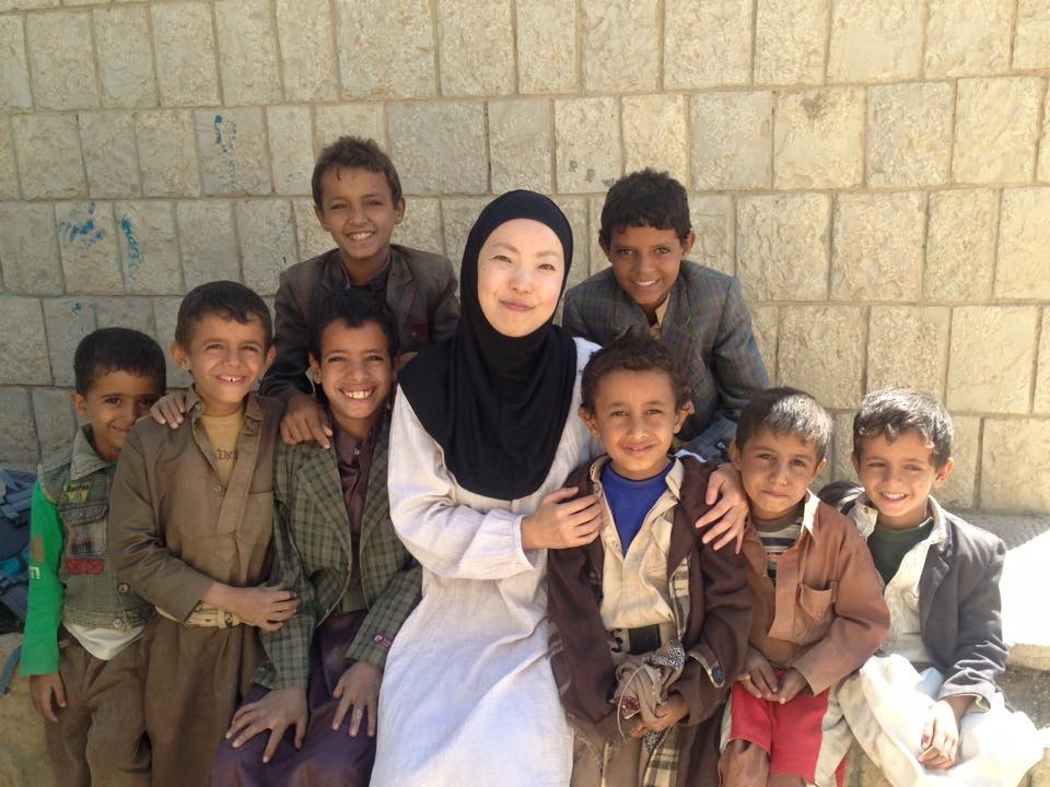 戦地に生きる子どもたちと一緒に。2012年イエメンにて（©MSF）