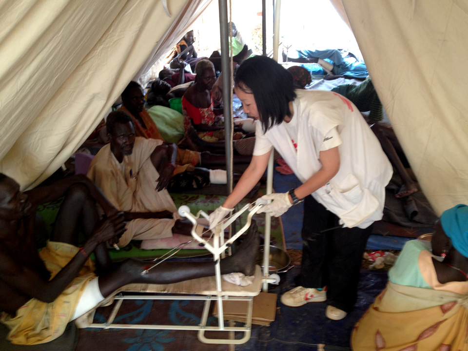2014年に派遣された南スーダンではテント１つで医療活動が始まった（©MSF）