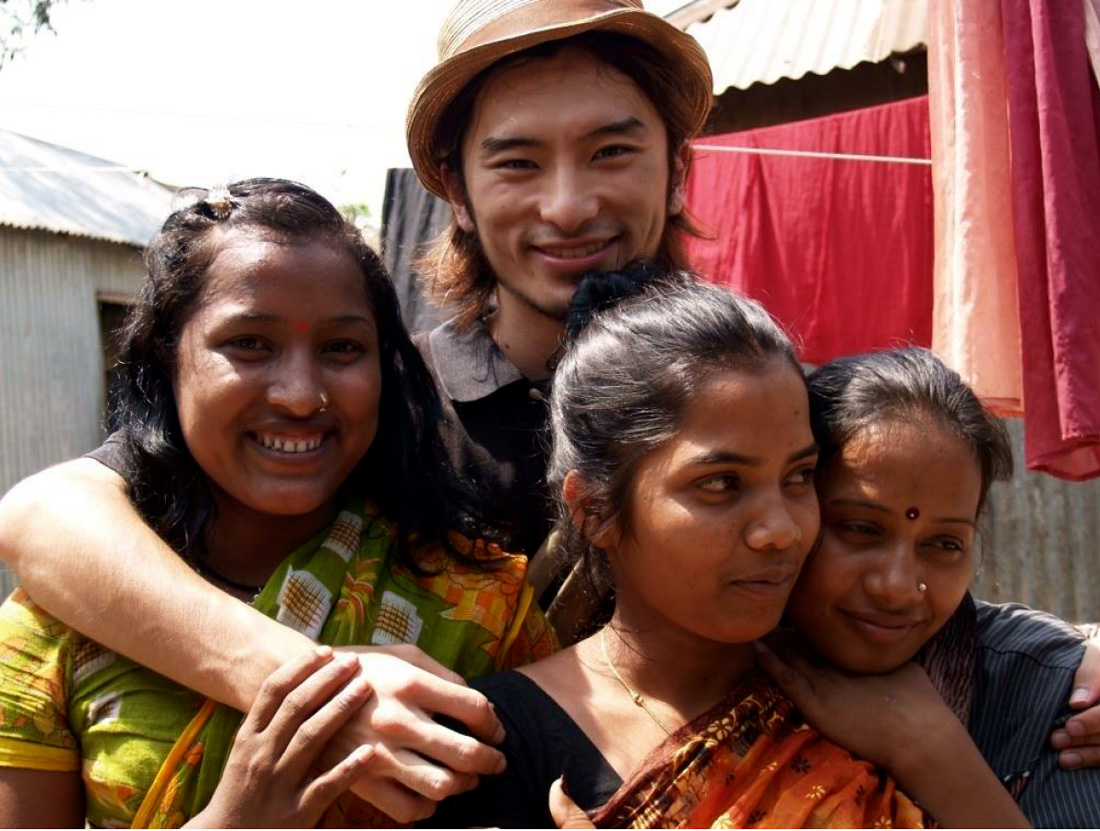学生時代に何度も通ったバングラデシュにて被写体でもあった現地の女性たちと一緒に（安田さん提供）