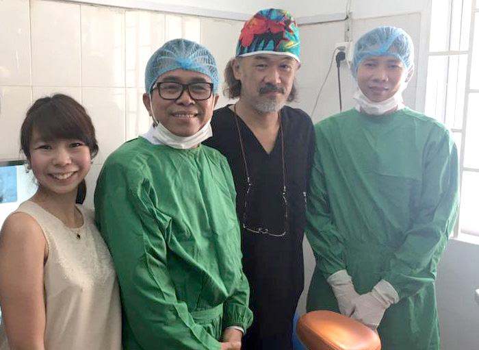 カンボジアの病院で現地医師たちと。左端は岩田さんの妻で、一般社団法人ウィズアウトボーダーの代表でもある宏美さん（写真提供：ウィズアウトボーダー）