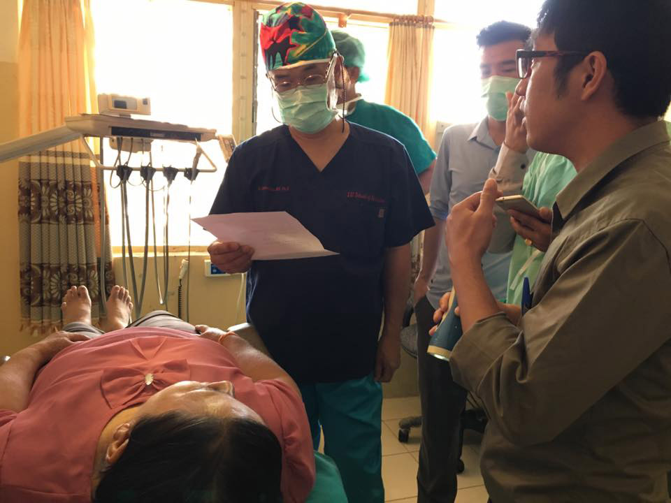 ラオスの病院で診察中の岩田医師（写真提供：ウィズアウトボーダー）