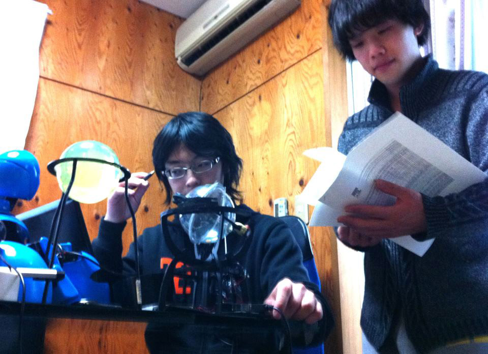 大学時代。ロボットを開発中の吉藤さん（左）