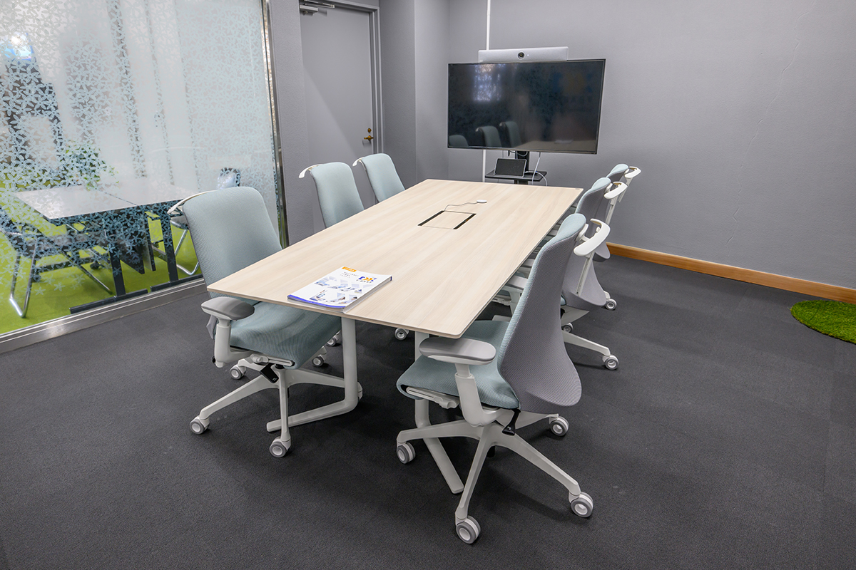 WEB会議室／複数名で利用できる個室スペース。モニターが見やすい台形天板テーブル、また長時間利用を想定したシーティングを採用。