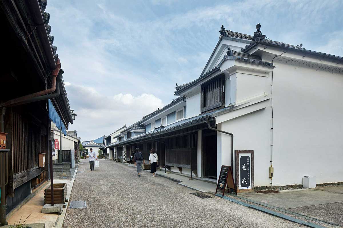 1行目：かつて吉野川に面していた脇町は藍の集散地の1つで、本瓦葺きの大屋根、漆喰仕上げの厚い壁の家屋や蔵が建ち並ぶ「うだつの町並み」は国の重要伝統的建造物群保存地区に選定。近くに建つ「オデオン座（脇町劇場）」とともに、美馬市の観光名所となっている。