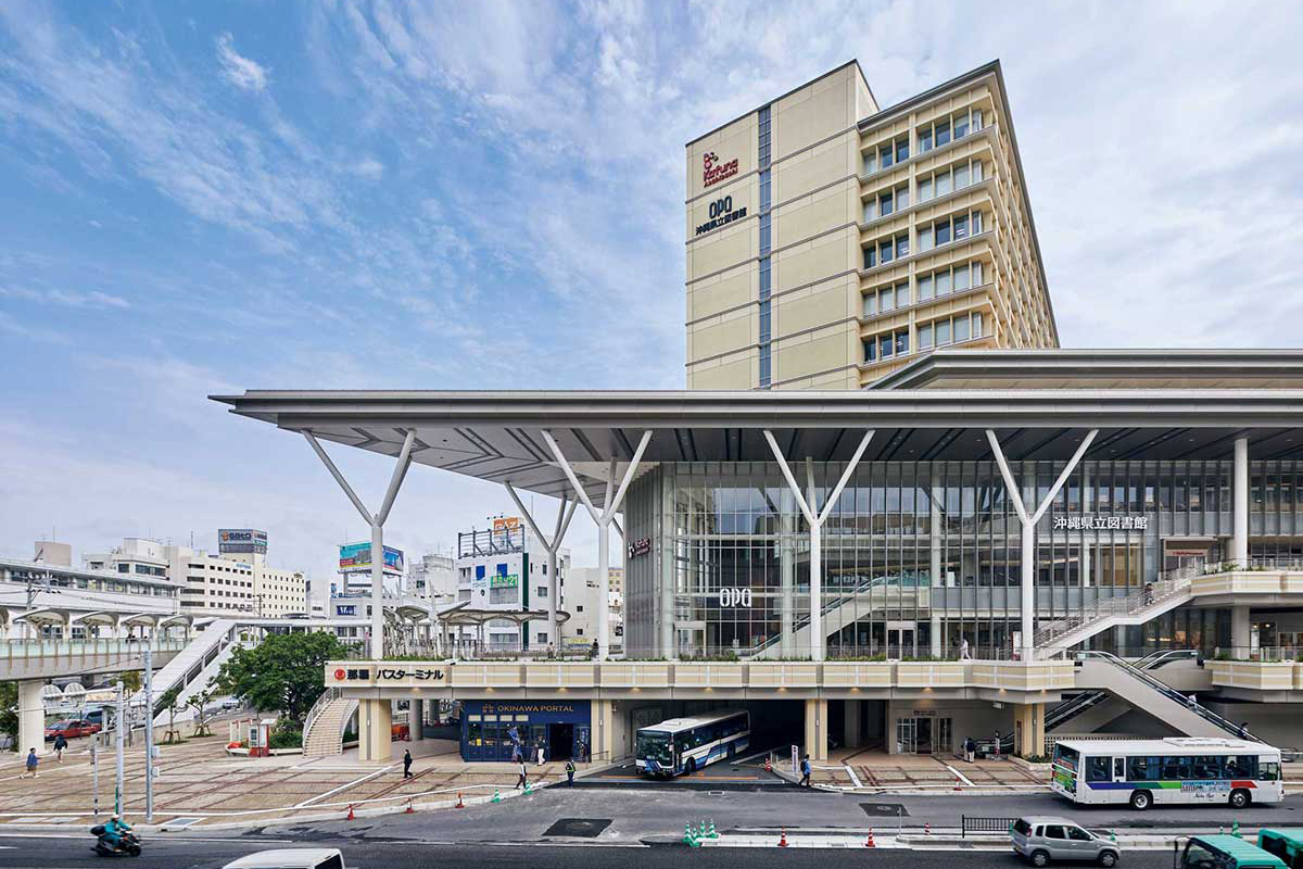 1行目：那覇空港からモノレールで約13分、旭橋駅からデッキで連絡する「カフーナ旭橋A街区」。国際通りからもほど近い好立地で、商業施設やオフィス、公共サービス施設などが入居。1階は島内各地を結ぶ那覇バスターミナルとなっている。